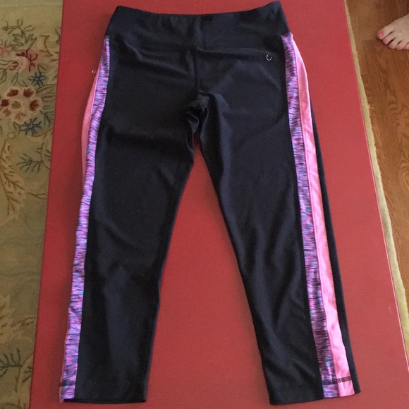 Black Athletica Cropped Leggings - Picture 2 of 2